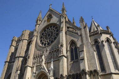 West Sussex, İngiltere'de tarihi Arundel katedralde muhteşem cephe. 
