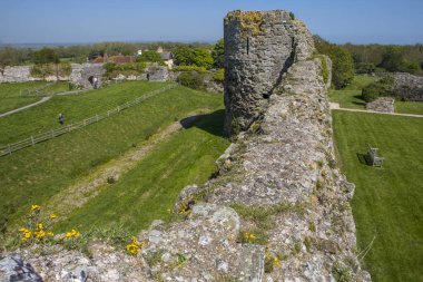 East Sussex, İngiltere'de tarihi Pevensey kalede güzel harabe. Bir Ortaçağ Kalesi ve eski Roma Sakson Shore fort.