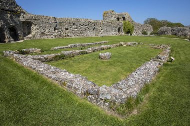 East Sussex, İngiltere'de tarihi Pevensey kalede yıkıntı içinde. Bir Ortaçağ Kalesi ve eski Roma Sakson Shore fort.
