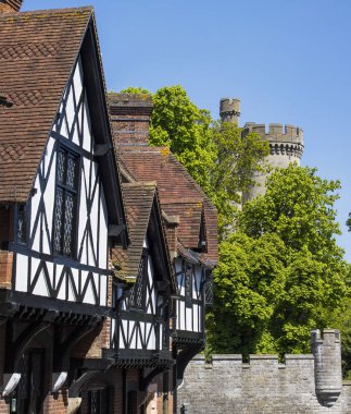 Pazar kasaba Arundel West Sussex'deki / daki güzel mimarisinde. Ahşap çerçeveli evler Arundel Kalesi taret ile birlikte buradasın.