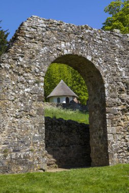 Güzel Gotik stili mandıra ve buz evi savaş Abbey East Sussex'deki / daki kalıntıları parçası aracılığıyla izlendi thatched.