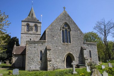 Güzel St. Nicolas Church civarındaki East Sussex, İngiltere'de Pevensey köy görünümü.