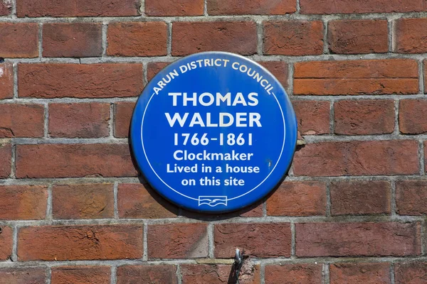 Arundel, İngiltere - 5th Mayıs 2018: Arundel, seyiyor Clockmaker Thomas Walder bir kez yaşadığı - 5 Mayıs 2018 alınan görüntü işaretleme yüksek sokakta mavi bir plaket.