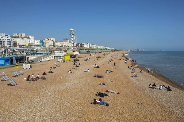 Brighton, İngiltere - 4 Mayıs 2018: Bir görünümü Brighton, Sussex, İngiltere'de, çakıllı plaj ve sahil boyunca 4 Mayıs 2018.