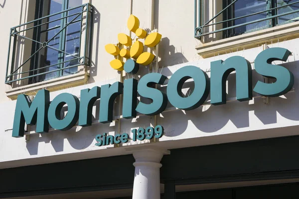 Brighton, İngiltere - 4 Mayıs 2018: Morrison logo Brighton, İngiltere'de, 4 Mayıs 2018 üzerinde kendi depolarında girişinde yukarıda.