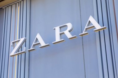 Brighton, İngiltere - 4 Mayıs 2018: Zara şirket logosu bir giriş Brighton şehir merkezinde, 4 Mayıs 2018 kendi Mağazalar için yukarıda.
