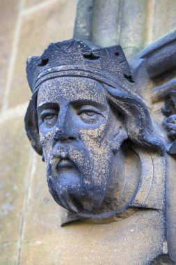 Dış pazar kasaba Arundel içinde West Sussex, İngiltere'de tarihi Arundel katedralde tarafında bir heykel.