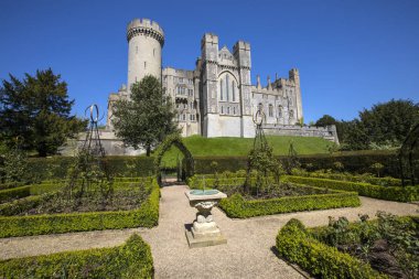 Arundel, İngiltere - 5th Mayıs 2018: Muhteşem Arundel Kalesi görüntülendi güzel bahçeleri içinde kale gerekçesiyle, Arundel içinde West Sussex, 5 Mayıs 2018.
