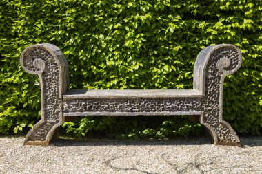 Arundel, İngiltere - 5th Mayıs 2018: Bir oyma ahşap koltuk birinde bahçeye West Sussex, İngiltere 5 Mayıs 2018'de kalede Arundel.