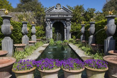 Arundel, İngiltere - 5th Mayıs 2018: Güzel su özelliği Gardens West Sussex, İngiltere 5 Mayıs 2018'de kalede Arundel.