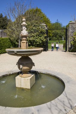 Arundel, İngiltere - 5th Mayıs 2018: West Sussex, İngiltere 5 Mayıs 2018'de kalede Arundel bahçeye bir çeşme.