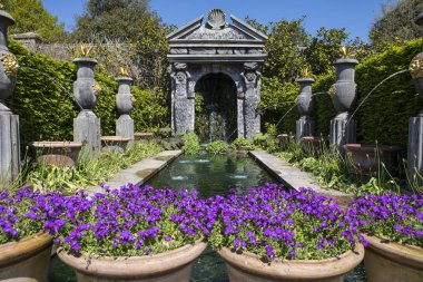 Arundel, İngiltere - 5th Mayıs 2018: Güzel su özelliği Gardens West Sussex, İngiltere 5 Mayıs 2018'de kalede Arundel.