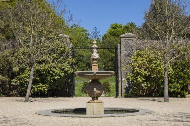 Arundel, İngiltere - 5th Mayıs 2018: West Sussex, İngiltere 5 Mayıs 2018'de kalede Arundel güzel bahçeler içinde bir su özelliği.