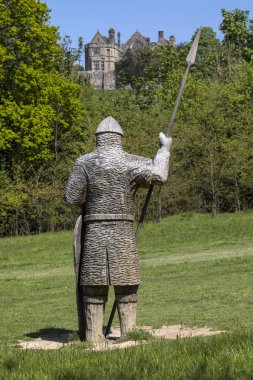 Bir ahşap oyma heykel bir 11. yüzyıl askeri zırh, mızrak ve kalkan, East Sussex, İngiltere'de savaş manastırda. 1066 Hastings Savaşı savaş gördükleri yerde savaş oldu. 