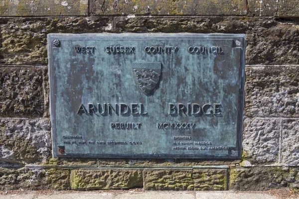 英国阿伦德尔 米尔斯 2018年5月4日 阿伦德尔 米尔斯桥上的牌匾 位于英国西苏塞克斯 2018年5月4日 — 图库照片