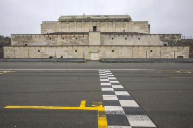 Nuremberg 'deki Zeppelinfeld tribününün kalıntıları.