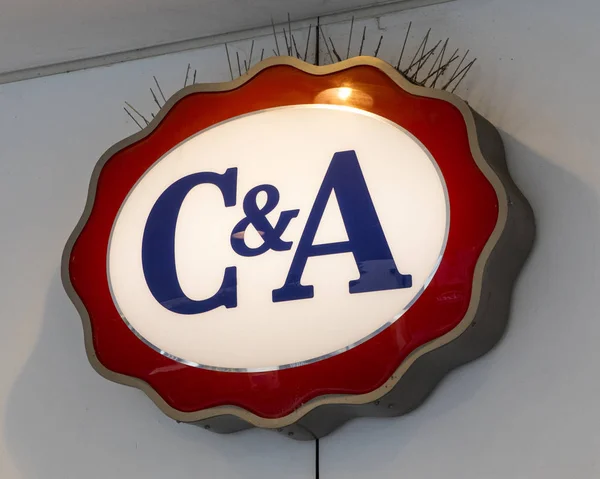 Nürnberg, Deutschland - 23. Oktober 2019: c & a Logo am Eingang eines ihrer Fachgeschäfte in der Stadt Nürnberg. c & a ist eine internationale Einzelhandelskette. — Stockbild C & a Bekleidungsgeschäft — Stockfoto