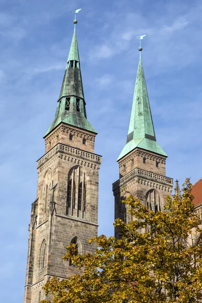 St. Sebaldus kyrkan i Nürnberg — Stockfoto