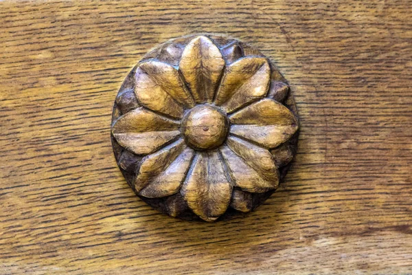 Rzeźbiony drewniany kwiat — Zdjęcie stockowe