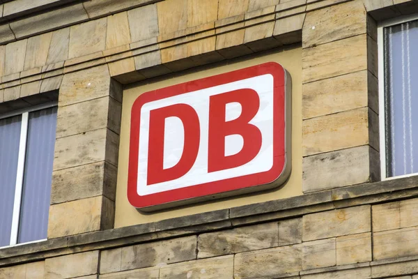 Bamberg, Deutschland - 22. Oktober 2019: das Logo der Deutschen Bahn über dem Eingang zum Bamberger Bahnhof in Bamberg. — Stockbild Logo der Deutschen Bahn in Deutschland — Stockfoto