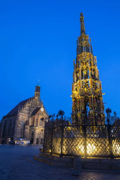 Schoner Brunnen e Frauenkirche em Nuremberg — Fotografia de Stock