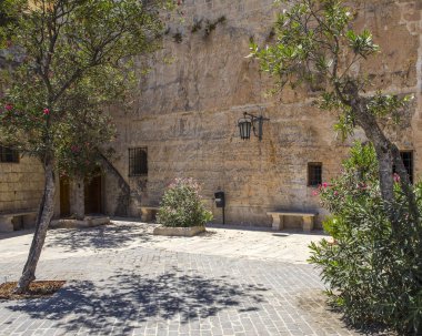 Mellieha Hanımı 'nın Sığınağı' nın avlusunda.