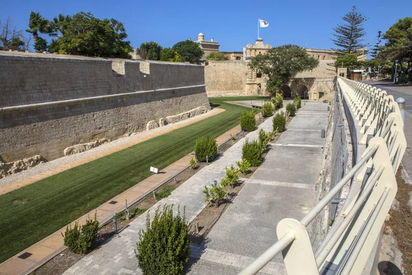 Berikade stadsmurar i Mdina på Malta — Stockfoto