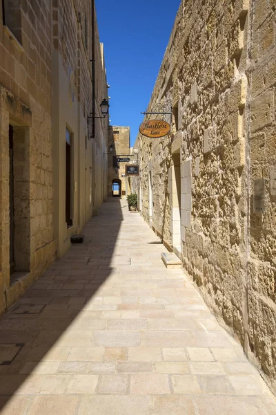 Calle estrecha en la Ciudadela en Gozo —  Fotos de Stock