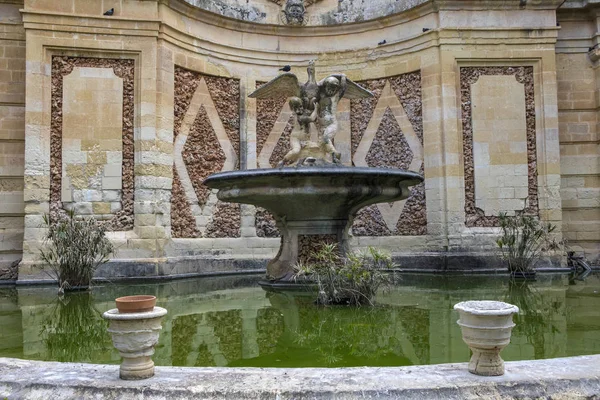 Grand Eagle Fountain in San Anton Gardens in Malta — Stock Photo, Image