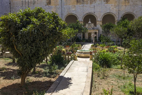 Garden at St. Dominics Convent in Malta — Stock Photo, Image