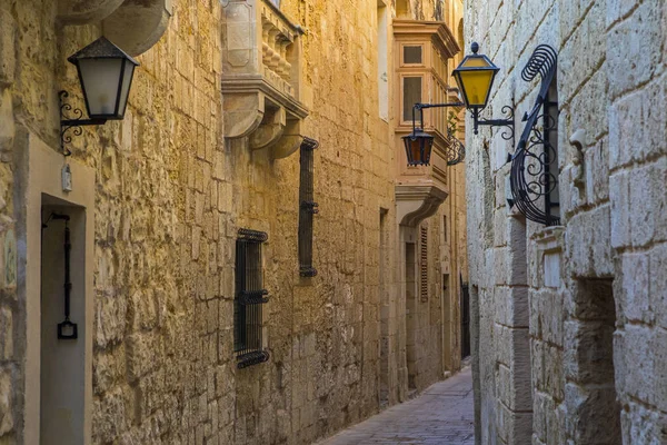 Ziemlich enge straße in mdina — Stockfoto