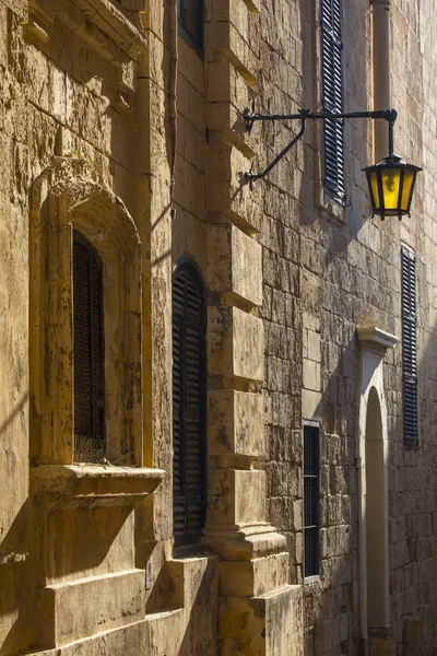 Alte straße in mdina — Stockfoto