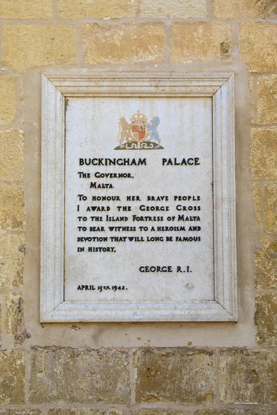 Placa de George Cross no Palácio dos Grandes Mestres em Valletta — Fotografia de Stock