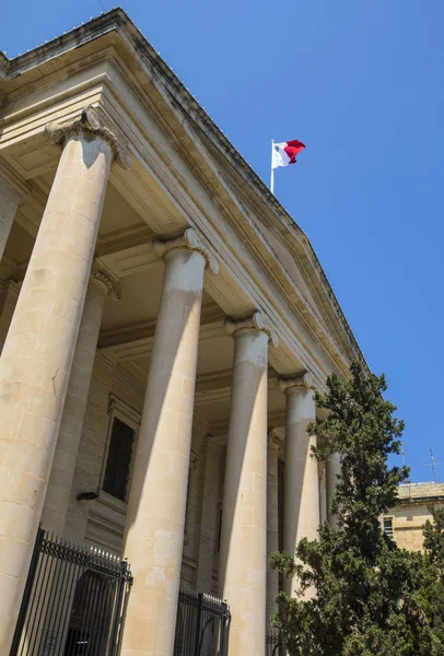 Igazságügyi bíróságok épülete Vallettában — Stock Fotó