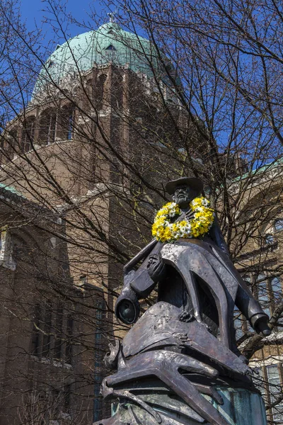 Статуя Пере Дафа у храма Святого Сердца в Брюсселе — стоковое фото
