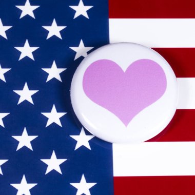 Pembe Kalp Sembolü ve Usa Bayrağı
