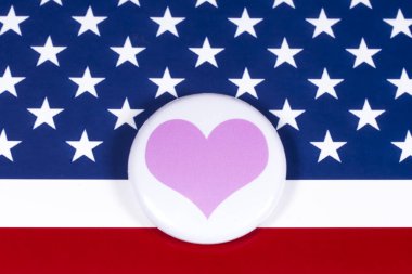 Pembe Kalp Sembolü ve Usa Bayrağı