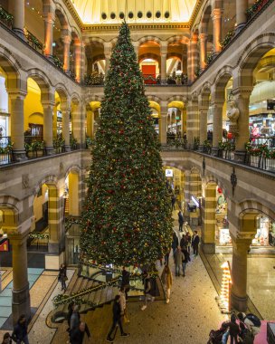 Amsterdam 'daki Magna Plaza' da Noel.
