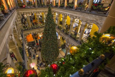 Amsterdam 'daki Magna Plaza' da Noel.