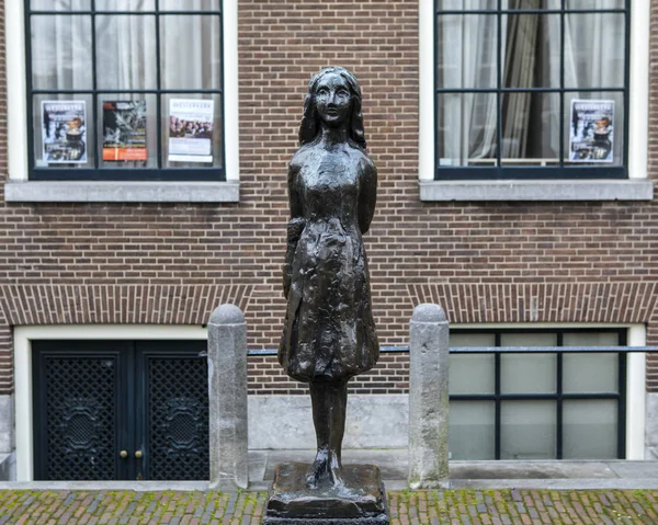 Anne Frank Standbeeld in Amsterdam — Stockfoto