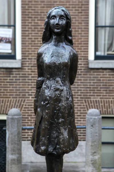 Estatua de Ana Frank en Ámsterdam — Foto de Stock