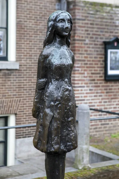 Anne Frank Statue in Amsterdam — Stock Photo, Image