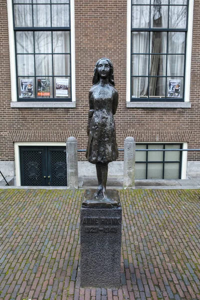 Anne Frank Statue in Amsterdam — Stock Photo, Image