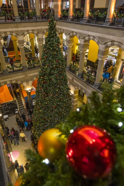 Boże Narodzenie w Magna Plaza w Amsterdamie — Zdjęcie stockowe