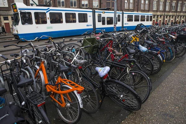 Straßenbahn und fahrräder in amsterdam — Stockfoto