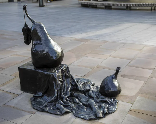 A Pear and a Fig Sculpture in London — 스톡 사진