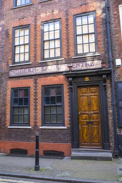 Ghost Sign på tradisjonell georgisk fasade i London – stockfoto
