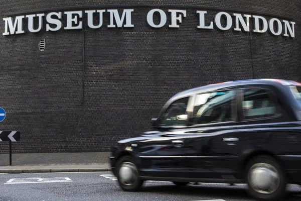 Museum of London and Traditional Black Cab — Stockfoto