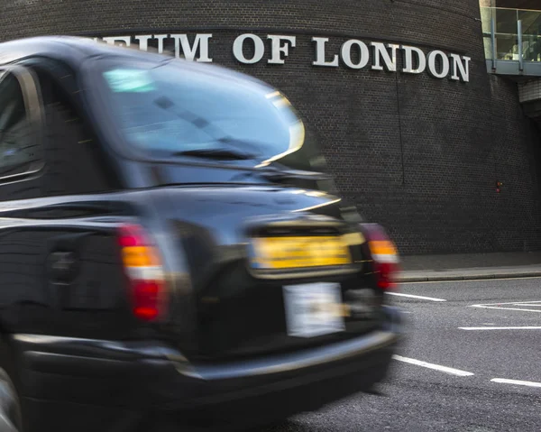 Museu de Londres e Tradicional Black Cab — Fotografia de Stock