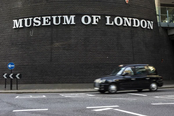 Museum of London and Traditional Black Cab — Stockfoto